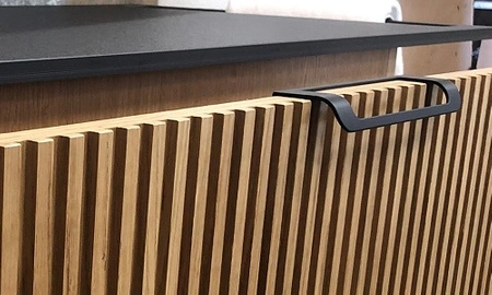 WOODEN - Drewniana szafka z lamelami na froncie, dowolna konfiguracja