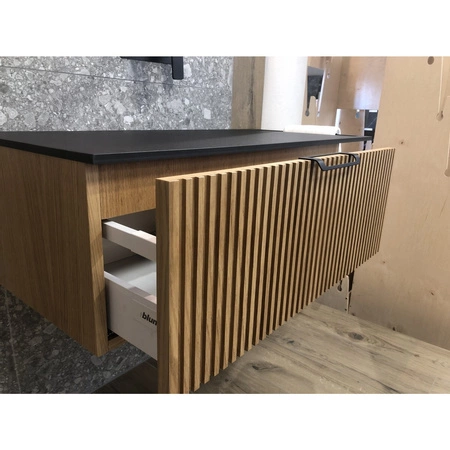 WOODEN - Drewniana szafka z lamelami na froncie, dowolna konfiguracja